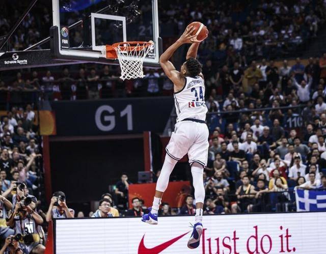  字母哥暴扣统治内线，雄鹿轻取尼克斯豪取八连胜